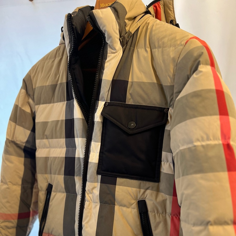 Authentic Burberry Puffer jacket Size: M 
Gently used minimal signs of wear